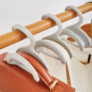 Gancho de Armario Arqueado de Plástico Multifuncional Portátil, Práctico para Colgar Bufandas, Sombreros y Bolsos con Gancho para Bolsa - Product Image 2