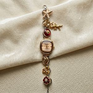 Reloj Pulsera con Dijes Zoryn |   Reloj Retro de Lujo con Detalles de Rosas Barrocas en Tono Dorado Antiguo, Movimiento de Cuarzo con Pedrería, Resistente al Agua 20m - Product Image 1