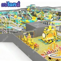 Parc d'attractions intérieur amusant avec toboggans lumineux, défis de puzzle, trampolines circulaires et équitation pour enfants
