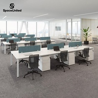 Poste de travail moderne SpaceUnited pour 4 personnes avec plateau en bois et structure en acier, cloison acoustique pour bureau des employés