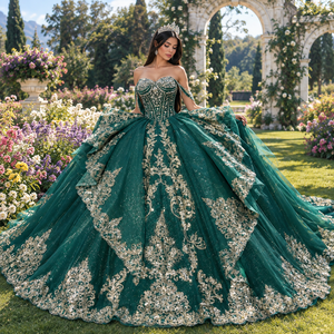 Robe de Quinceañera Xs325 moderne et spectaculaire, vert émeraude, avec décolleté cœur, peplum à volants, broderie baroque et traîne chapelle, style robe de bal - Product Image 1