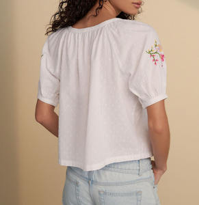 OEM été décontracté tissé 100% coton haut pour femme broderie florale col en O bouffée à manches courtes chemise courte ample chemisier - Product Image 3