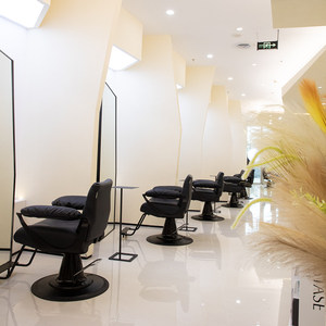 เก้าอี้ตัดผมหนัง PU สีดำ เก้าอี้ไฮดรอลิกสำหรับร้านเสริมสวย ปรับความสูงได้ หมุนได้ 360 องศา ฐานกลม สำหรับร้านทำผม - Product Image 3