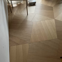 Parquet en bois d'ingénierie à motifs géométriques en chêne blanc, combinaisons irrégulières en forme de tangram, pour un art de l'assemblage.