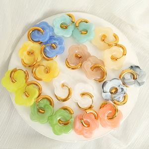 Boucles d'oreilles Huggie en forme de fleur, en alliage de zinc et acier inoxydable, motif camélia, bijoux de fête - Product Image 2