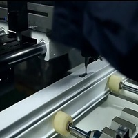C'est une fraiseuse et une perceuse CNC personnalisées très bon marché pour les machines de fabrication de fenêtres et de portes en aluminium