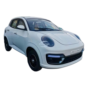Véhicule électrique familial compact à quatre portes blanc pour trajets urbains - Product Image 1