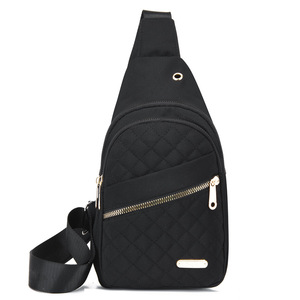 Mochila frontal de gran capacidad con diseño de múltiples costuras, muy vendida, para uso diario al aire libre, impermeable, tipo bandolera. - Product Image 1