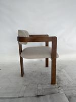 Chaise de salle à manger au design moderne et traditionnel avec structure et pieds en bois, revêtement écologique et construction durable