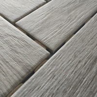 Carrelage en bois à chevrons du siècle dernier, céramique pour sol et mur