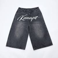 Short en jean vintage délavé taille mi-haute coupe ample avec imprimé script Kuwapt sur le devant et broderie camel désert sur le dos, jambe large, coupe courte