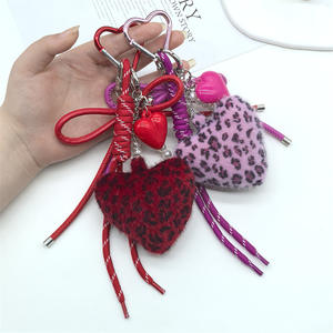 Breloque de sac en forme de cœur 3D en peluche à imprimé léopard haut de gamme, faite main, avec pompon en fausse fourrure créatif, pendentif minimaliste exquis - Product Image 3