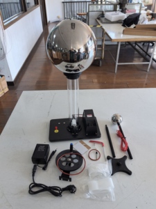 Gelsonlab HSPE-005C двухприводный генератор Van De Graaff с электрическим и ручным управлением и металлической конструкцией контроля скорости - Product Image 2