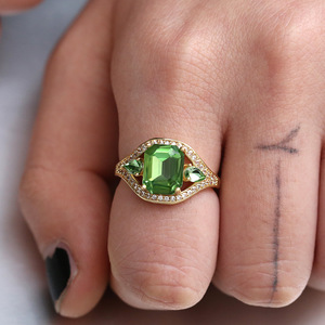 Anello di Fidanzamento con Gemma Verde per Donne, Elegante Gioiello da Dito alla Moda - Product Image 2