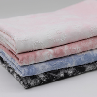 Tissu en denim délavé à motif cœur tie-dye, textile imprimé élégant pour la confection de jeans, sacs à main, sacs, bagages et textiles de maison