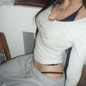 Camiseta Básica de Cuello en V, Ajustada, de Color Sólido, Informal, con Letra Impresa Digital para Mujer - Product Image 3