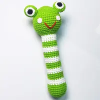 नई शैली हस्तनिर्मित बुनाई Crochet शुरुआती कार्टून जानवरों मेंढक लकड़ी बच्चे खड़खड़ Teether खिलौना