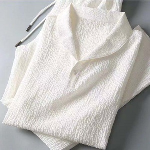 Traje deportivo casual de verano para hombre, a la moda, blanco, transpirable, conjunto de dos piezas, con solapa plisada, estampado sólido tipo gofre, de punto, moderno. - Product Image 5