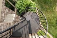 Escalier en colimaçon extérieur moderne pour accès à entrepôt avec main courante circulaire en acier robuste, écologique et durable