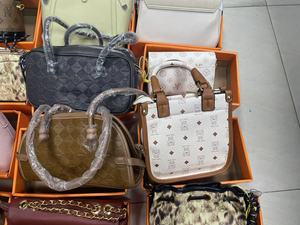 Sac à bandoulière en cuir PU de qualité supérieure pour femme, couleur unie, avec chaînes, sac à main tendance, vente en gros à bas prix - Product Image 2