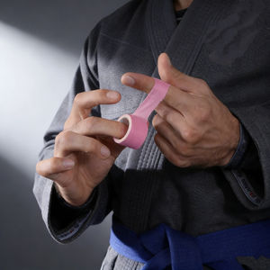 เทปพันนิ้วสำหรับบราซิลเลียนยิวยิตสู ผลิตจากผ้าฝ้ายพรีเมียม - เทปซิงค์ออกไซด์แข็ง ขนาด 1/2 นิ้ว x 45 ฟุต สำหรับการยึดเกาะและรองรับข้อต่อ - Product Image 2