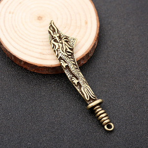 Colgante de espada de dragón de bronce antiguo, colgantes temáticos de aleación de cobre para regalo, amuleto de moda unisex - Product Image 1