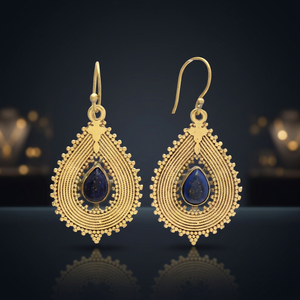 Boucles d'oreilles pendantes unisexes tendance en laiton plaqué or 14 carats et rhodium, avec pierre précieuse lapis-lazuli bleue en forme de poire et sertissage griffe, idéales pour un anniversaire - Product Image 2