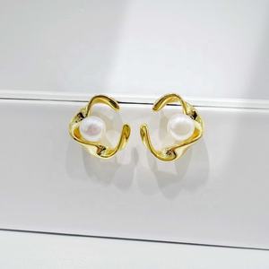 Precio de fábrica, pendientes de plata de ley 925, estilo occidental, minimalistas, chapados en oro de 14k, con perlas, únicos, para mujer. - Product Image 1