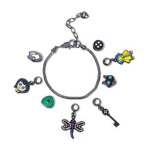 Anime <span class=keywords><strong>Coraline</strong></span> la <span class=keywords><strong>puerta</strong></span> <span class=keywords><strong>secreta</strong></span> pulsera colgante <span class=keywords><strong>Coraline</strong></span> esmalte colgante Cosplay regalo para hombres mujeres mochila joyería pulsera - Product Image 3