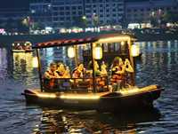 Bateau électrique de loisirs extérieur attrayant, robuste et durable en plastique PE, 5 places, avec éclairage LED, vitesse de 7-8 km/h pour usage résidentiel