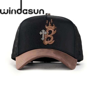 Cappello da camionista a 5 pannelli con visiera larga in pelle scamosciata, stile Racing X Corridos Tumbados X Ct con logo in metallo, disponibile all'ingrosso - Product Image 3
