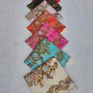 Hermosa Alfombra de Oración Bordada con Flores Musulmanas, Lavable, Ligera, para Viajes, Picnics Familiares y Campamentos - Product Image 1