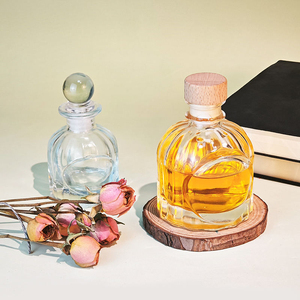 Botella de Perfume Vintage con Relieve, Botella de Vidrio para Aromaterapia con Tapa Sellada, Botella Vacía Transparente para Arreglos Florales - Product Image 4