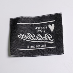 Etiquetas tejidas duraderas con logotipo personalizado para el cuello de la ropa o etiquetas para coser laterales para la ropa - Product Image 1