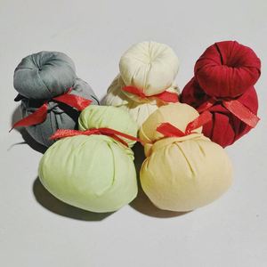 Bolsa de Moxibustión con Almohadilla Térmica de Artemisia y Bola de Masaje Herbal Colorida para Terapia de Bienestar Tradicional Indonesio - Product Image 2