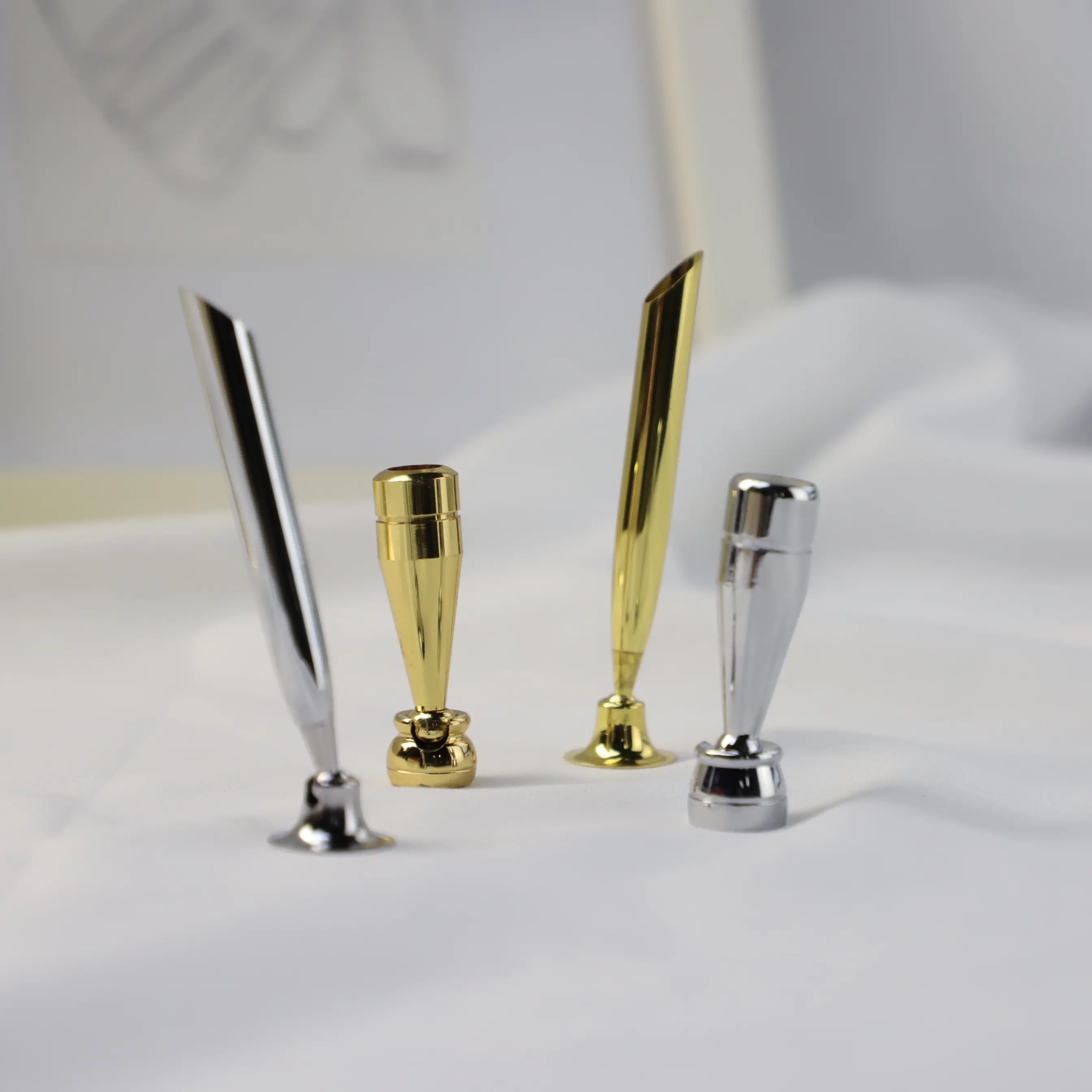 New luxury custom logo metal pens stand desk holder for ballpoint pen gel pen