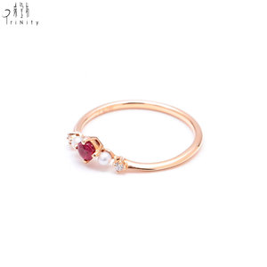 Bague moderne minimaliste en or rose massif 18 carats avec rubis naturel, perle d'eau douce et embellissements en diamant, élégante pour femme, idéale pour mariage ou soirée - Product Image 4