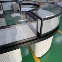 Vitrine d'îlot incurvée pour bijoux, panneau cannelé, cadre en métal noir, comptoir modulaire blanc pour montres, kiosque de centre commercial, armoire de boutique