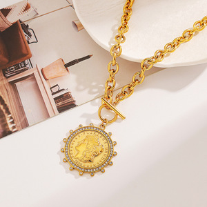 Collier en Acier Inoxydable et Titane Plaqué Or 18 carats avec Pendentif Géométrique en Forme de Pièce de Monnaie et Bordure en Cristal Sertie Pavé pour Femme, Bijou Tendance - Product Image 1