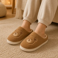 Chaussons d'intérieur unisexes en peluche à bout fermé, motif ours de dessin animé, avec broderie, semelle intérieure en mousse à mémoire de forme et semelle extérieure antidérapante en EVA
