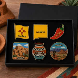 Al por mayor, nuevo pin de solapa de esmalte personalizado de Nuevo México, con motivos de adobe, chile y cerámica, recuerdo turístico, insignia nativa de Pueblo, set de regalo en caja de regalo - Product Image 1