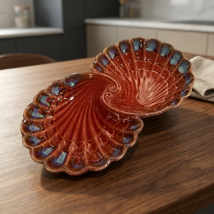 Plateau de service en céramique en forme de coquille, glaçure rouge vintage, passe au lave-vaisselle, vaisselle de forme irrégulière, design sur glaçure - Product Image 1