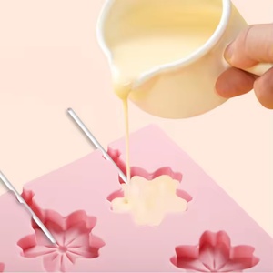 แม่พิมพ์ซิลิโคนรูปดอกซากุระน่ารักสำหรับทำขนมเค้ก ลูกอม และฟองดองท์ พร้อมแท่งไม้ สำหรับงาน DIY ทำเองที่บ้าน - Product Image 4