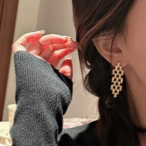 ต่างหูเงินแท้ S925 ดีไซน์ห้อยระย้า สไตล์เรโทร หรูหราเบาๆ แบบสายนาฬิกา พร้อมเครื่องประดับเสริมบุคลิกทันสมัย - Product Image 1