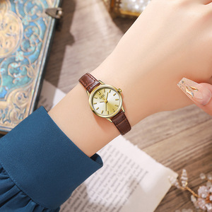 Elegante Reloj de Cuarzo de Cuero para Mujer con Esfera Pequeña, Especial de Navidad, Diseño Minimalista y Exclusivo - Product Image 4