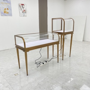 Ensemble de présentoirs à bijoux de luxe en verre incurvé avec cadre en or rose et éclairage LED, durable, pour utilisation dans les centres commerciaux - Product Image 2