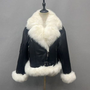 Giacca in Vera Pelle Nera <span class=keywords><strong>con</strong></span> Collo in Pelliccia Soffice, <span class=keywords><strong>Cappotto</strong></span> Corto da Donna in Pelliccia di Volpe <span class=keywords><strong>con</strong></span> Imbottitura in Piuma d'Oca - Product Image 2