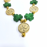 Collier perlé trèfle vert doré métallique en gros d'usine, fournitures de décoration pour la fête de la Saint-Patrick, le carnaval et les défilés