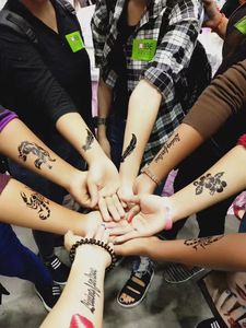 <span class=keywords><strong>Tatouage</strong></span> <span class=keywords><strong>temporaire</strong></span> rose à appliquer soi-même avec pochoir à jet d'encre ajouré et modèle crème jus - Product Image 6