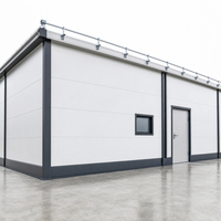 Entrepôt à structure métallique pour climat froid, panneaux extra-isolés, garde-corps anti-neige, revêtement anti-corrosion